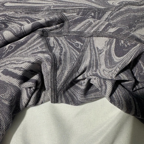 Athleta Transend 7” Shorts Dark and Light Purple Paisley Pattern Size Smll - Picture 7 of 9